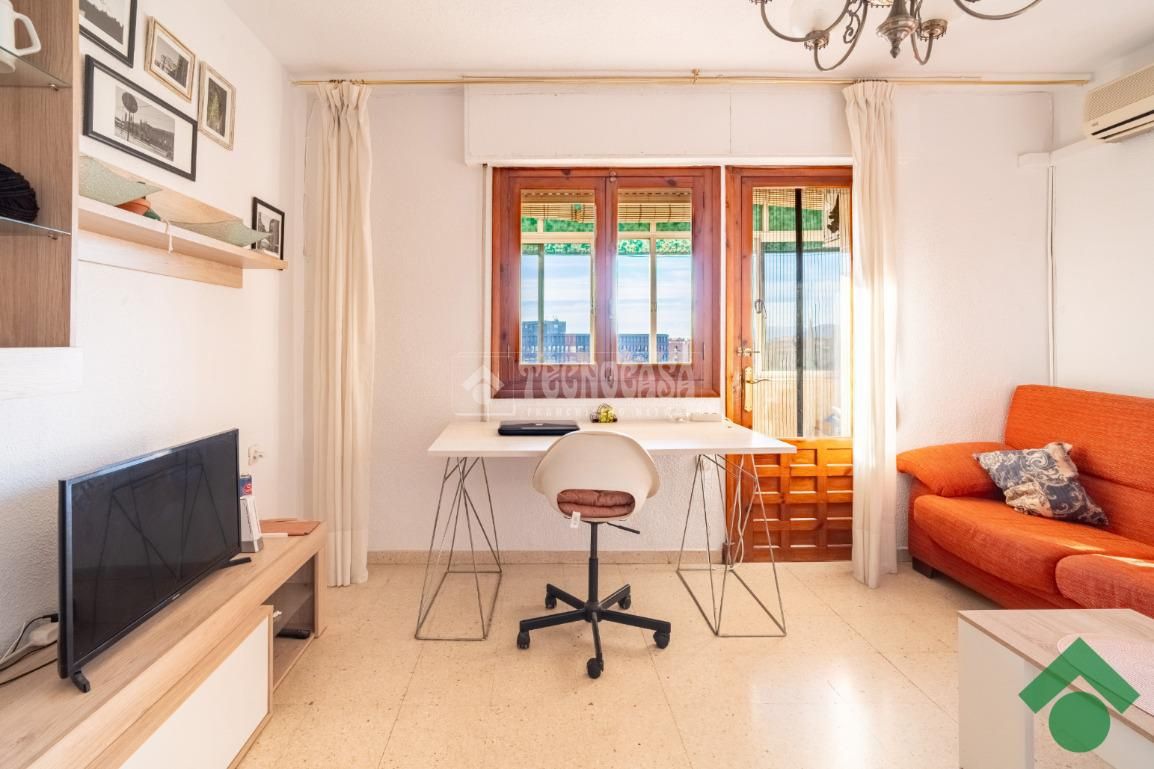 Living room of Flat for sale in  Granada Capital  with Air Conditioner and Balcony