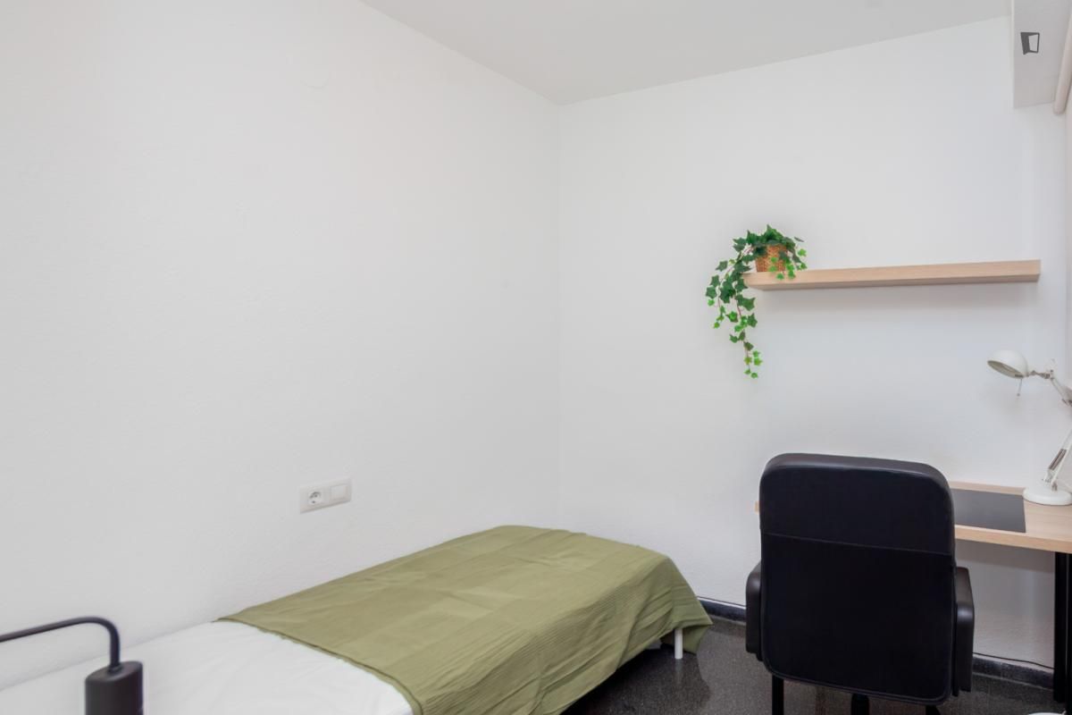 Dormitori de Apartament per a compartir en  Valencia Capital amb Moblat, Forn i Rentadora