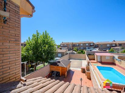 Vista exterior de Casa adosada en venda en Argés amb Aire condicionat i Piscina