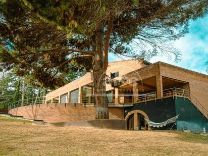 Vista exterior de Casa o xalet en venda en Sant Cugat del Vallès amb Terrassa i Piscina