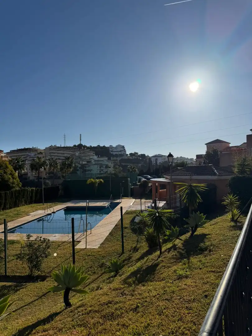 Vista exterior de Casa adosada en venda en Mijas amb Calefacció, Jardí privat i Terrassa