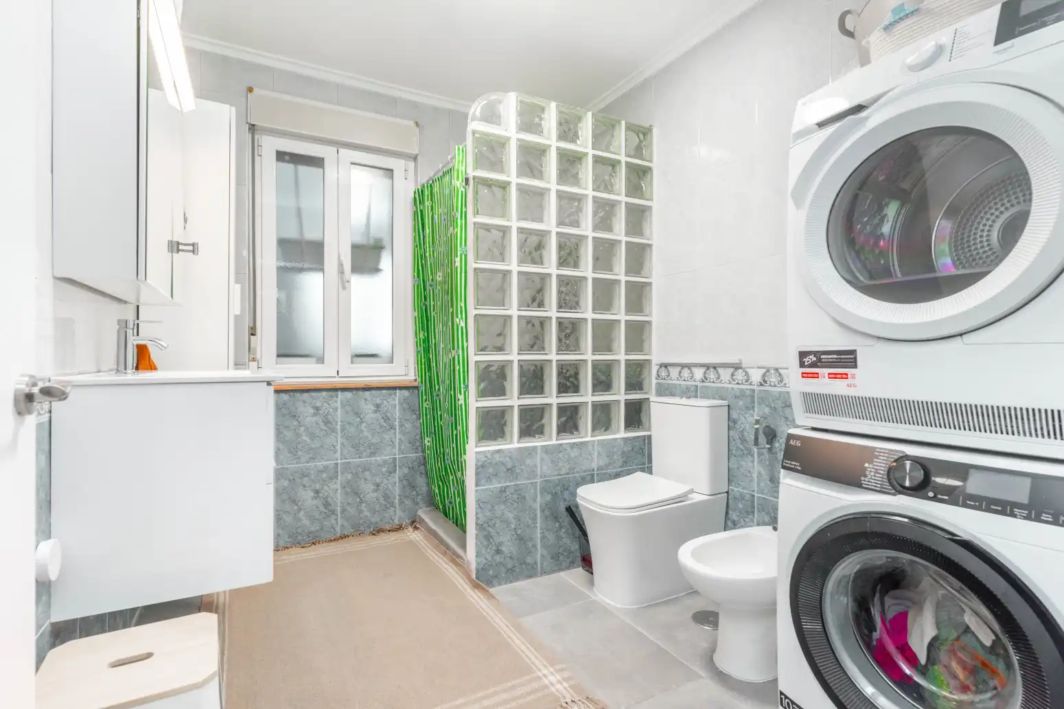 Badezimmer von Einfamilien-Reihenhaus zum Verkauf in Mieres (Asturias) mit Heizung, Terrasse und Abstellraum