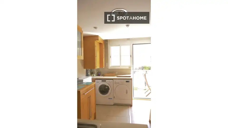 Exterior view of Flat for share in Barcelona  with Air Conditioner, Terrace and Furnished