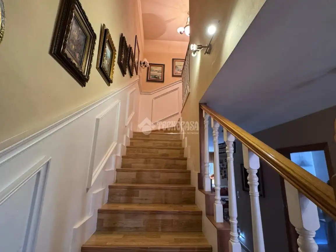 Casa adosada en venta en Valdefresno con Calefacción, Parquet y Piscina comunitaria