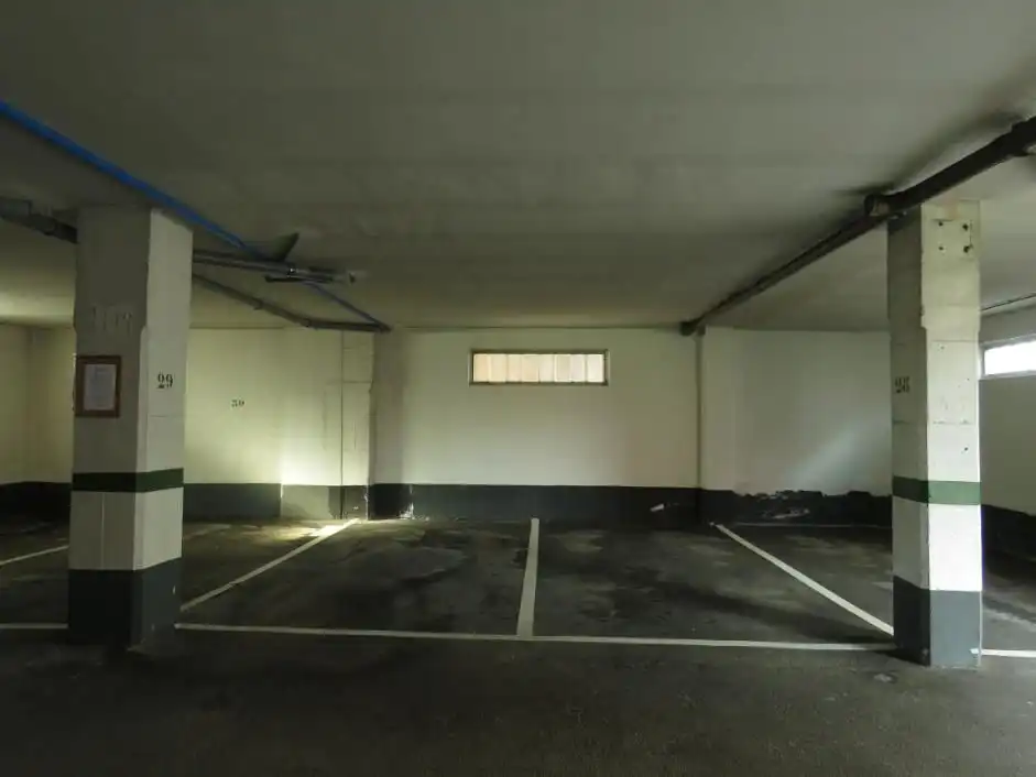 Parkplatz von Garage zur Miete in Oviedo 