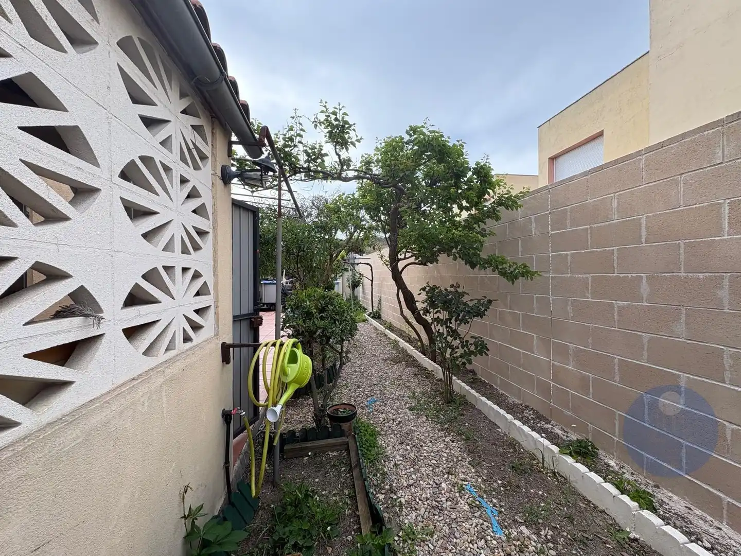 Vista exterior de Casa adosada en venda en Yuncler amb Aire condicionat, Calefacció i Jardí privat