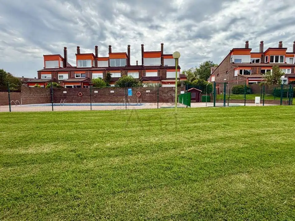 Vista exterior de Casa adosada en venta en Leioa con Calefacción, Jardín privado y Terraza