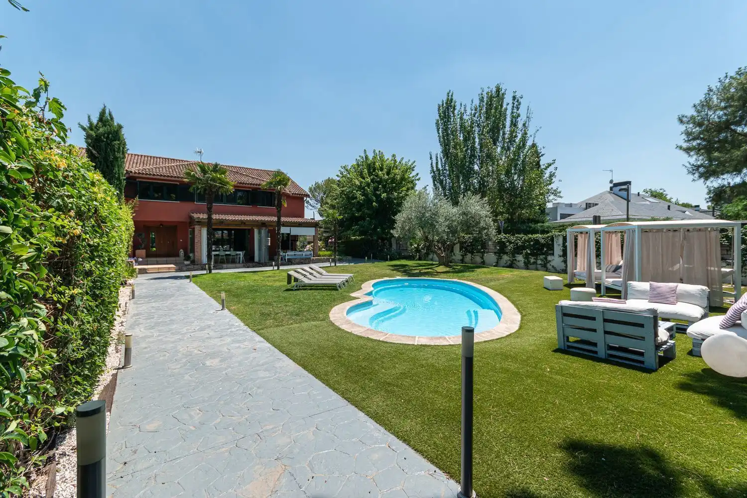 Schwimmbecken von Einfamilien-Reihenhaus zum Verkauf in Boadilla del Monte mit Klimaanlage, Heizung und Abstellraum