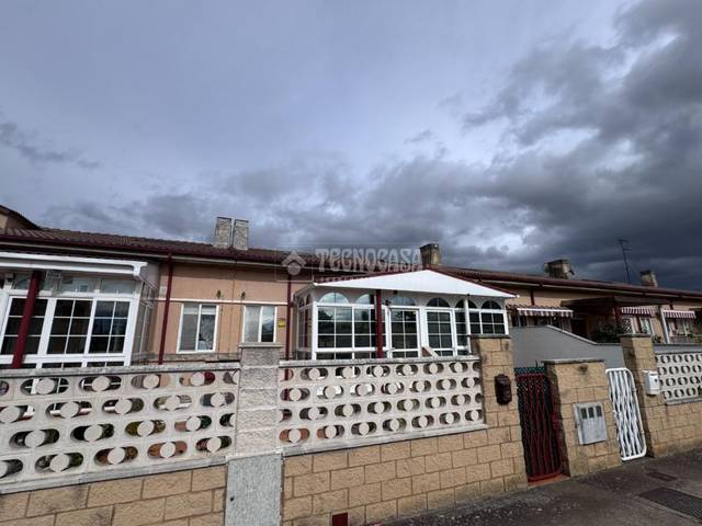 Casa adosada en Venta en Residencial condado en Villasabariego