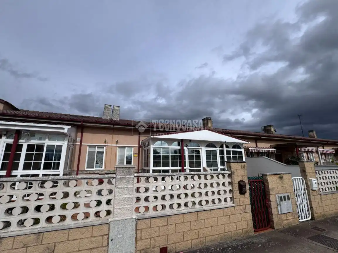 Vista exterior de Casa adosada en venda en Villasabariego amb Domòtica i Piscina comunitària