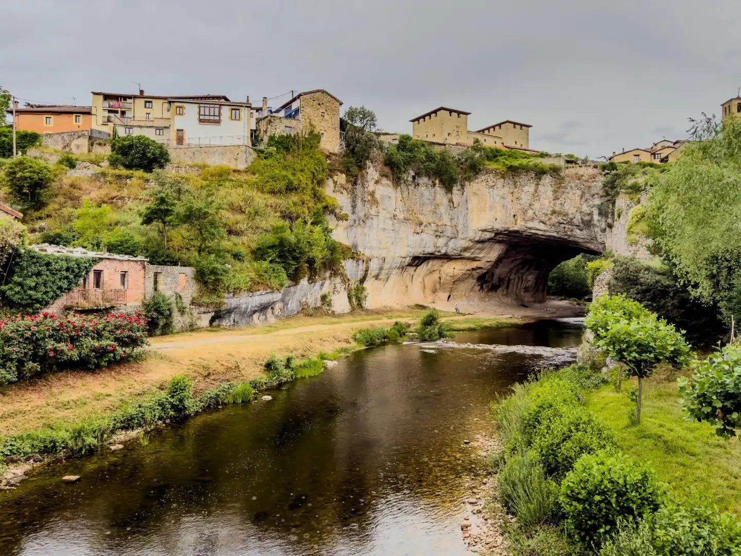 Vista exterior de Casa adosada en venta en Merindad de Valdeporres con Calefacción