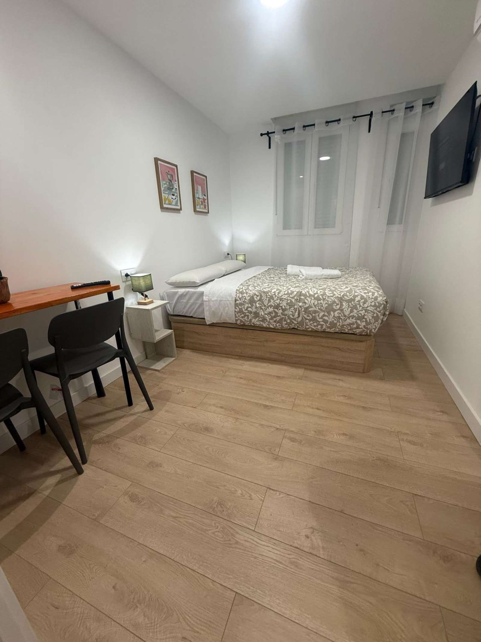 Bedroom of Study to share in  Madrid Capital  with Air Conditioner and Terrace