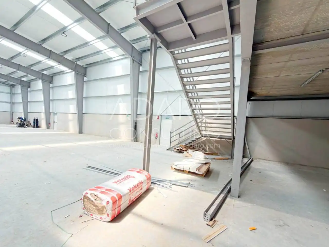 Nave industrial en venta en Loeches