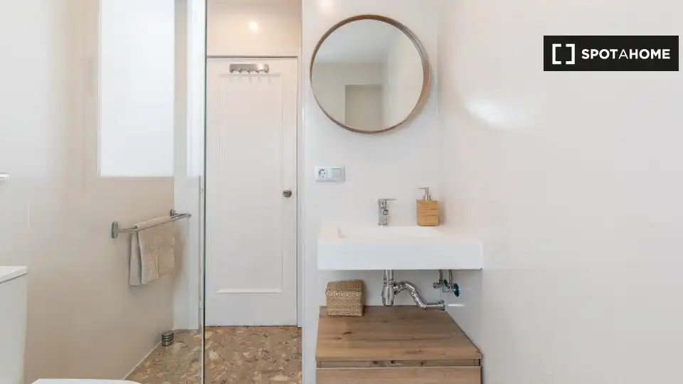 Bathroom of Flat for rent in Valencia  with Air Conditioner, Heating and Furnished