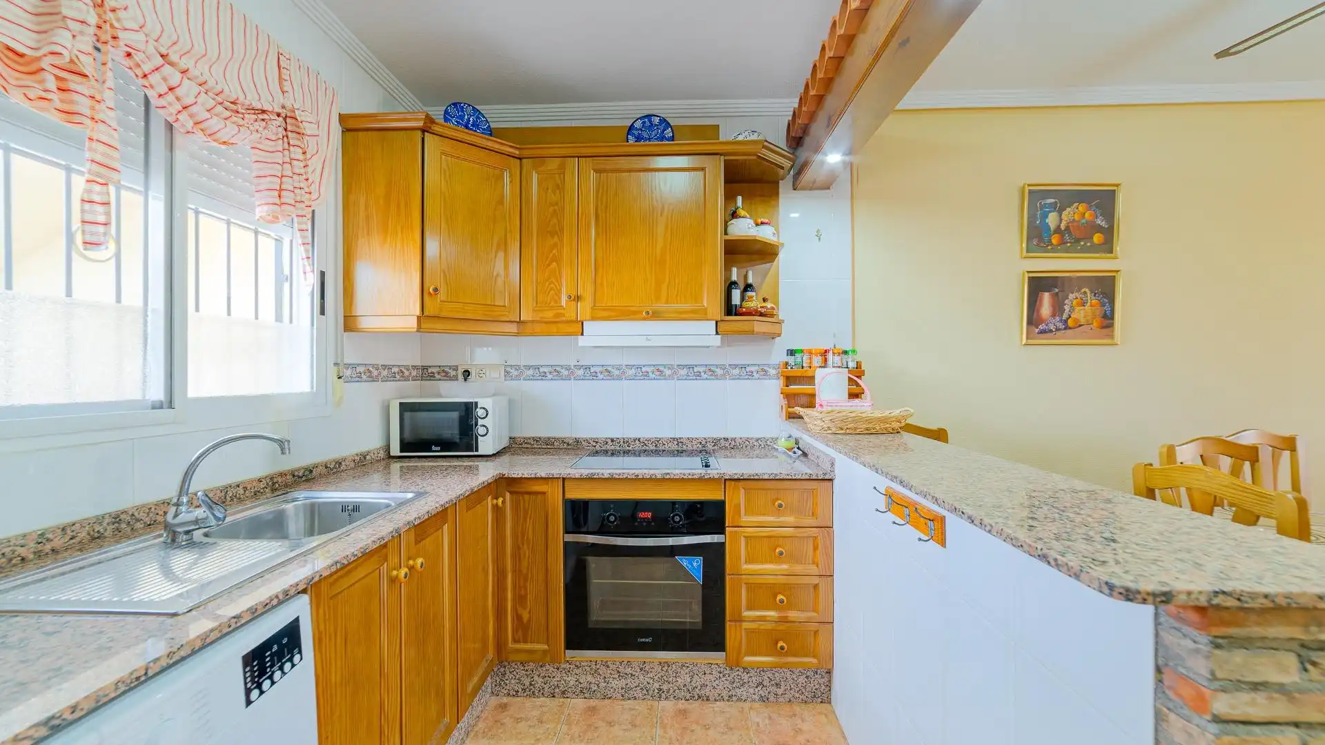 Cuina de Casa o xalet en venda en Orihuela amb Jardí privat, Terrassa i Piscina