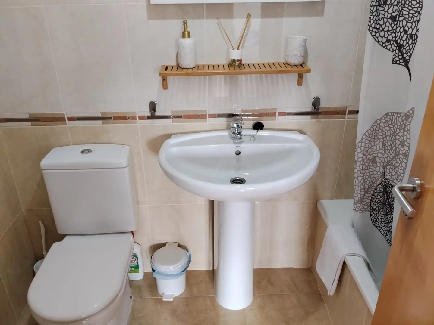 Badezimmer von Wohnungen zur Miete in Fisterra mit Abstellraum, Möbliert und Ofen