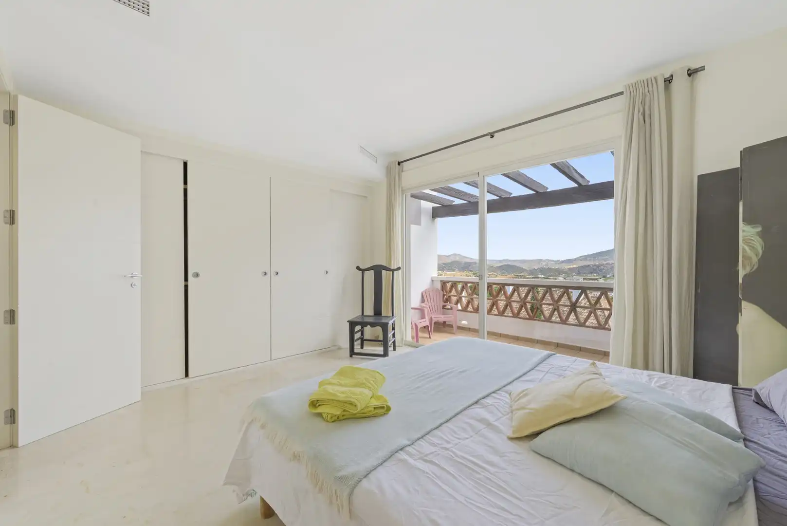 Schlafzimmer von Einfamilien-Reihenhaus zum Verkauf in Mijas mit Klimaanlage, Privatgarten und Terrasse