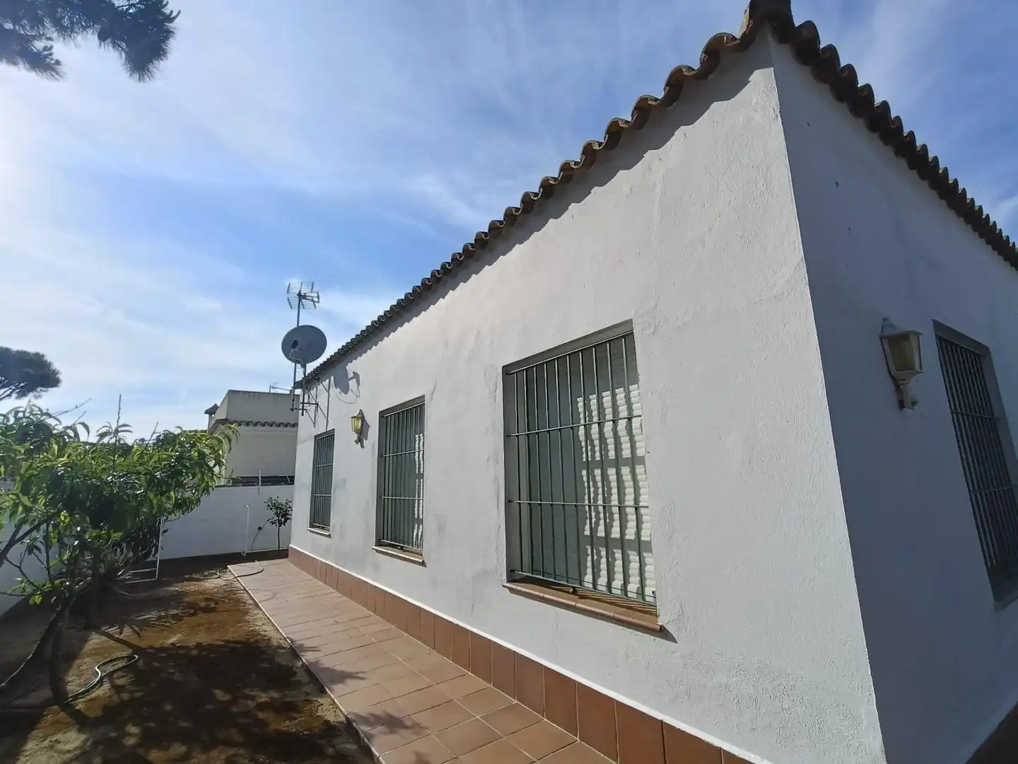 Vista exterior de Casa o xalet en venda en Chiclana de la Frontera amb Jardí privat