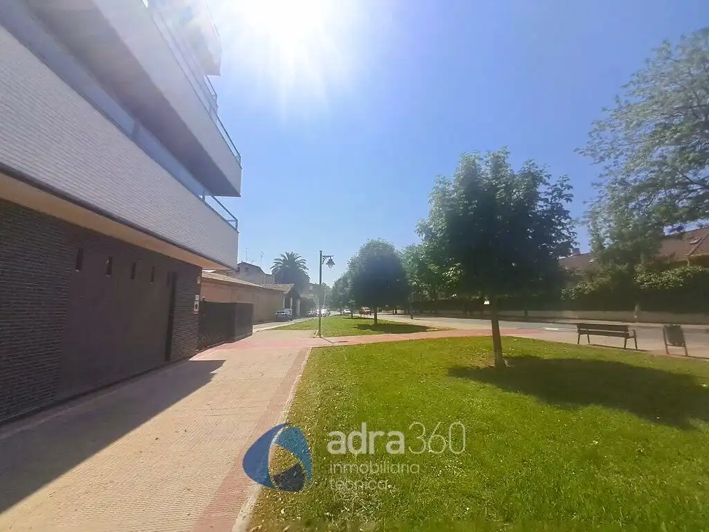 Vista exterior de Local de alquiler en  Logroño