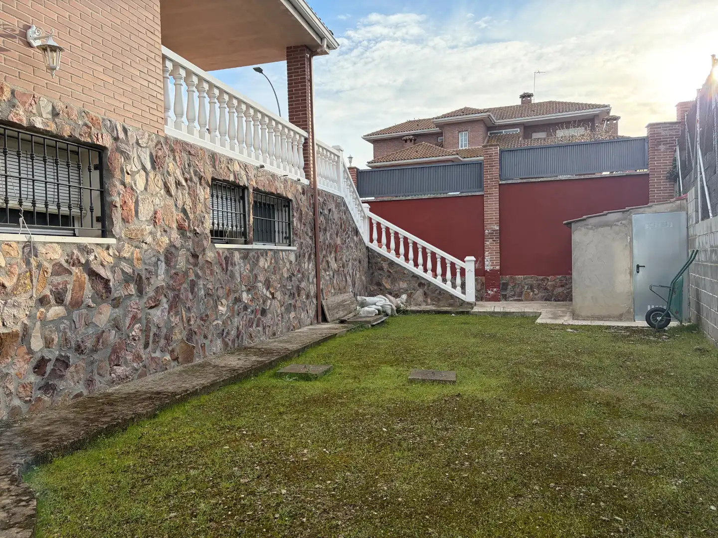 Vista exterior de Casa o xalet en venda en Villalbilla amb Calefacció i Jardí privat