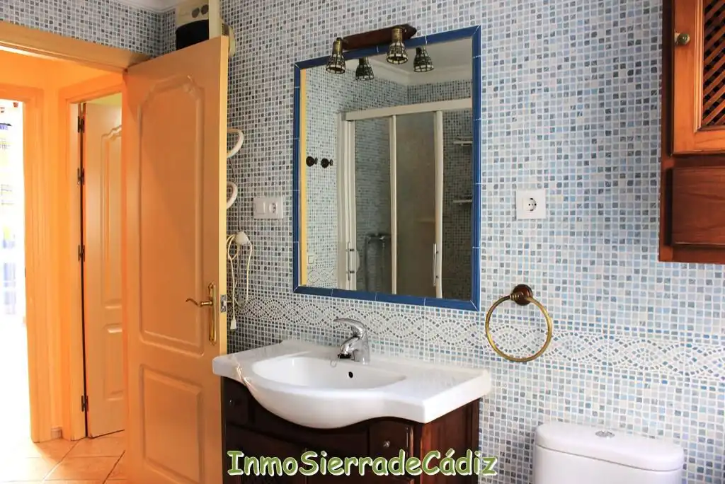 Bathroom of Flat for sale in Algodonales  with Air Conditioner, Heating and Terrace