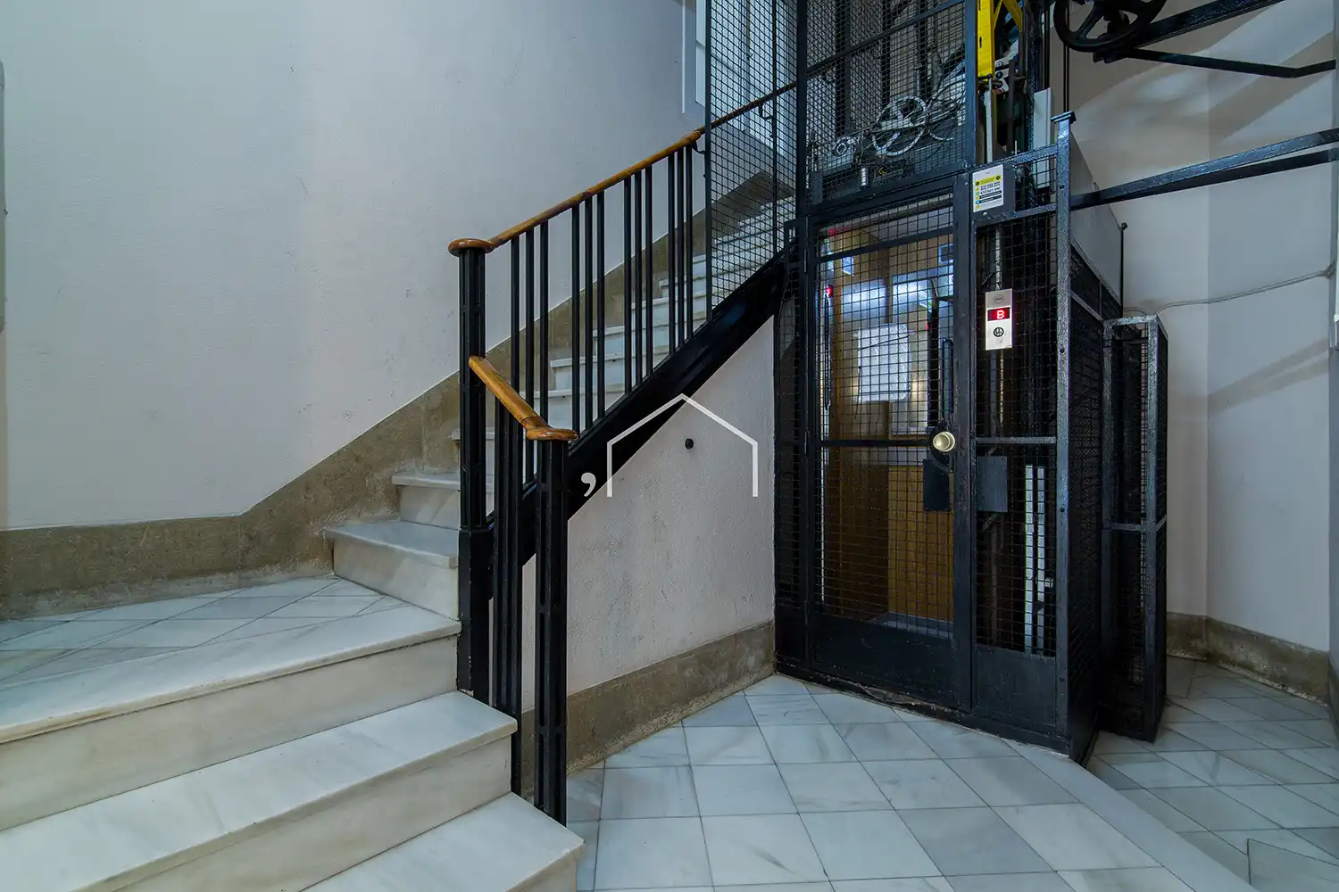 Wohnung zum Verkauf in Barcelona mit Heizung, Parkett und Ofen