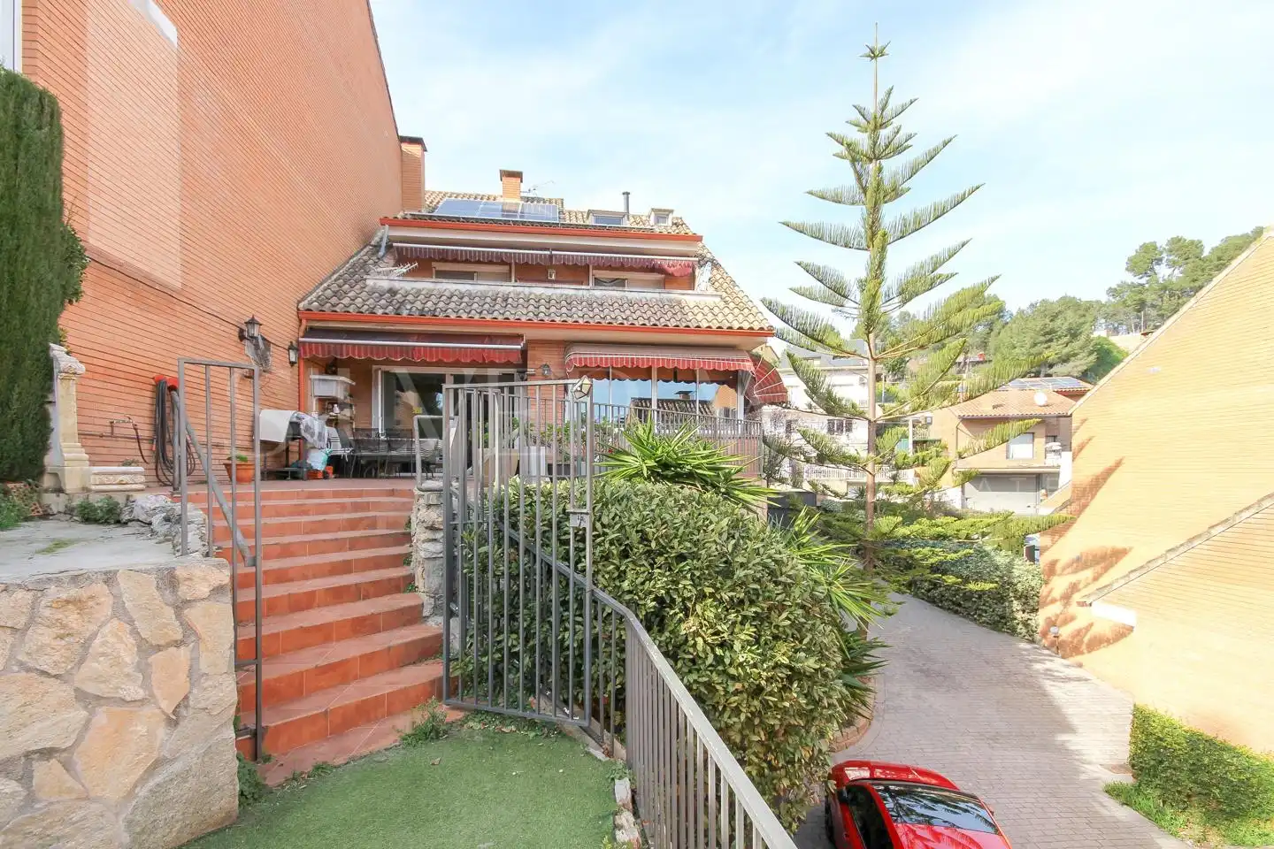 Vista exterior de Casa o xalet en venda en Corbera de Llobregat amb Aire condicionat, Calefacció i Jardí privat