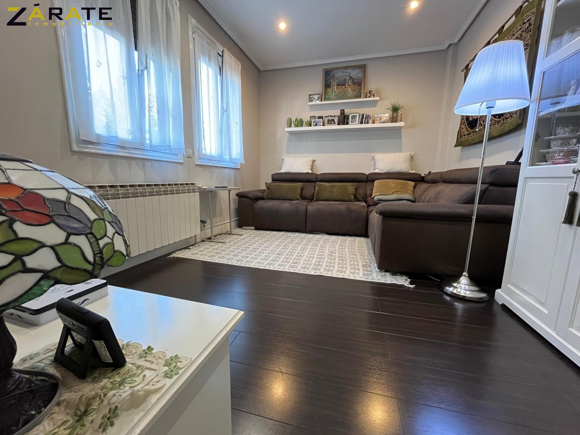 Sala d'estar de Casa adosada en venda en Bilbao  amb Calefacció, Jardí privat i Traster