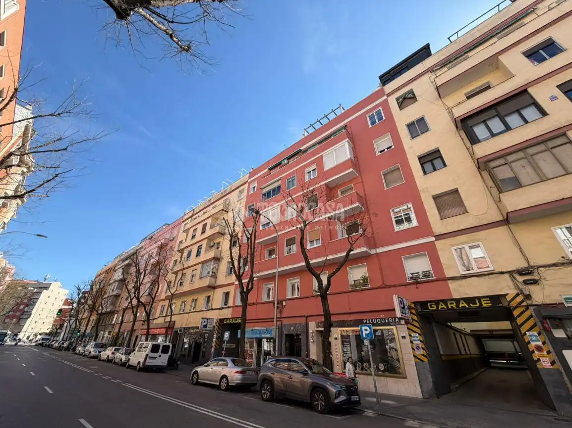 Vista exterior de Piso en venta en Madrid con Calefacción y Terraza