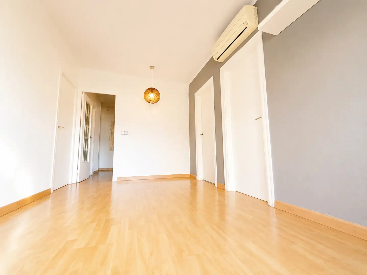 Sala d'estar de Pis en venda en Santa Coloma de Gramenet amb Aire condicionat, Parquet i Balcó