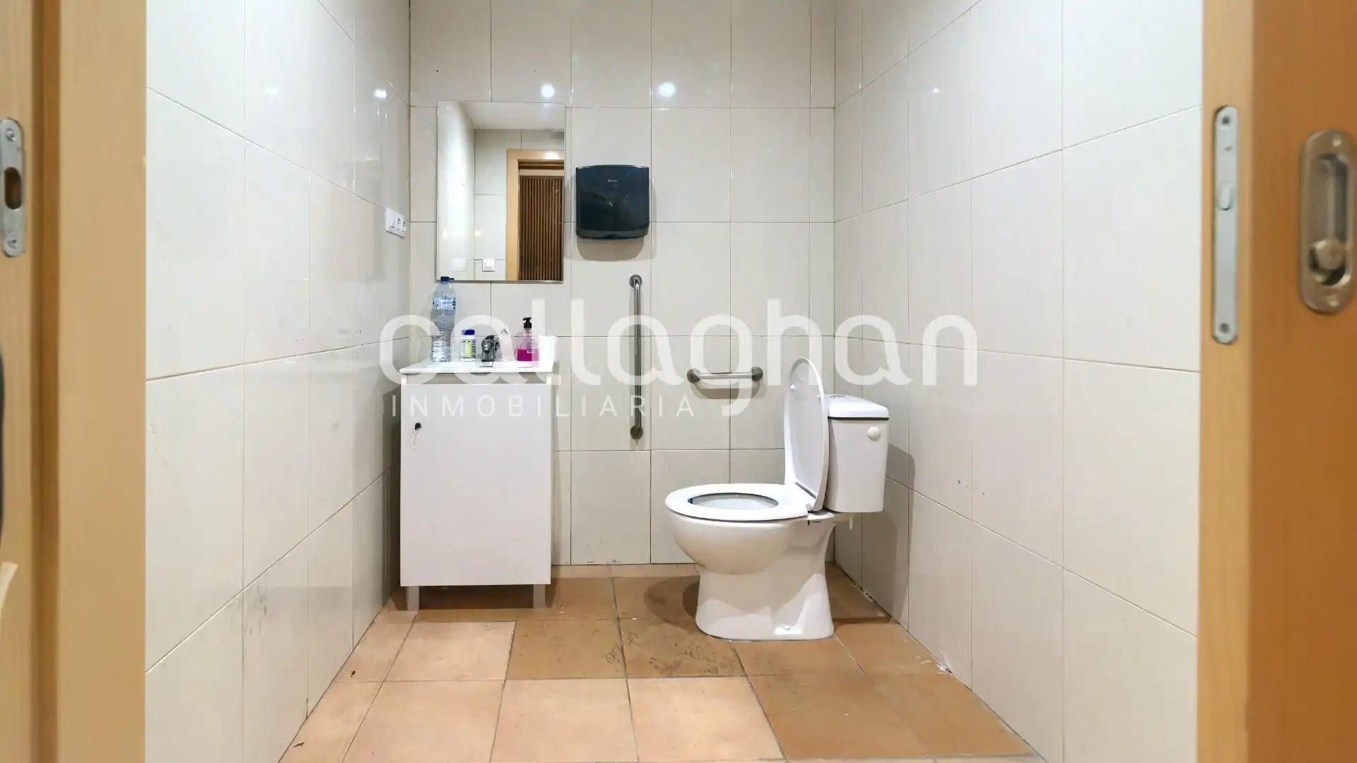 Baño de Local de alquiler en Valencia con Aire acondicionado