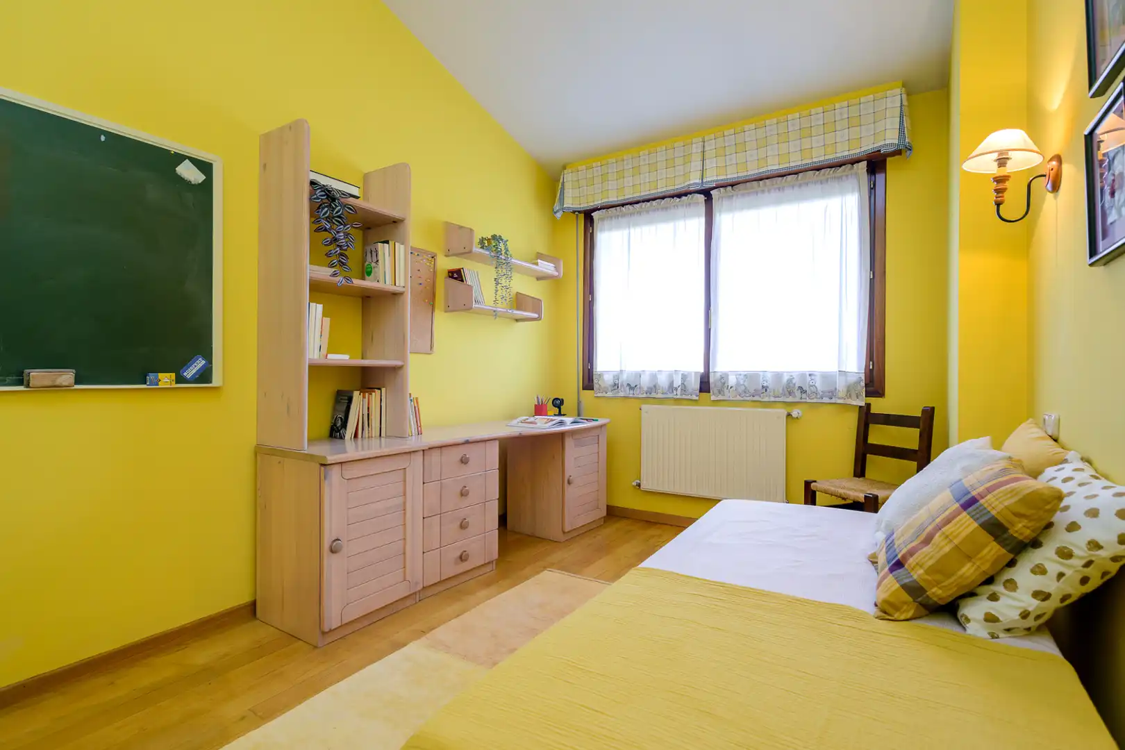 Habitación de Casa o chalet en venta en Oviedo  con Calefacción, Jardín privado y Parquet