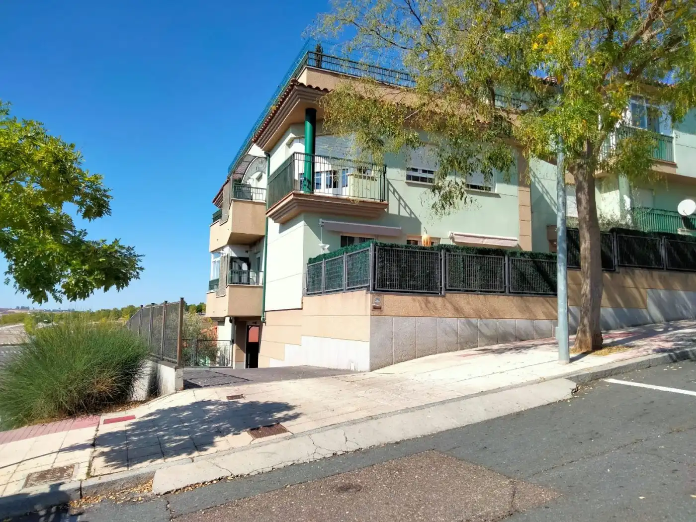 Außenansicht von Garage zum Verkauf in Salamanca