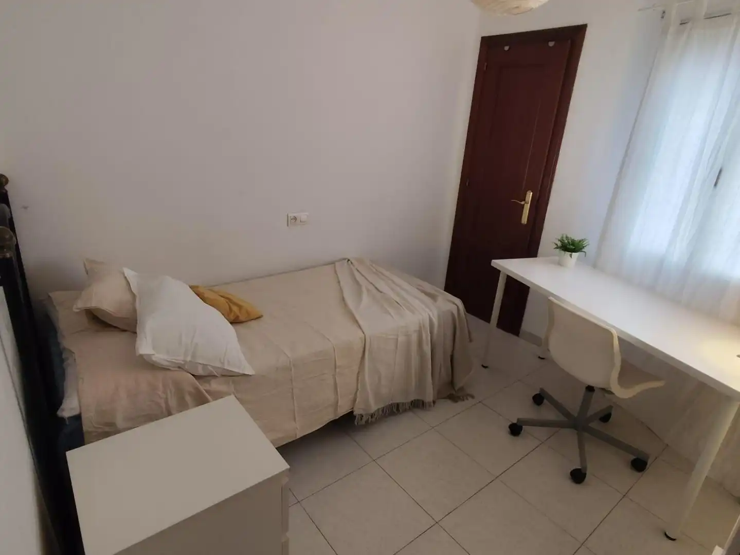 Habitación de Piso de alquiler en Sevilla con Aire acondicionado, Calefacción y Amueblado