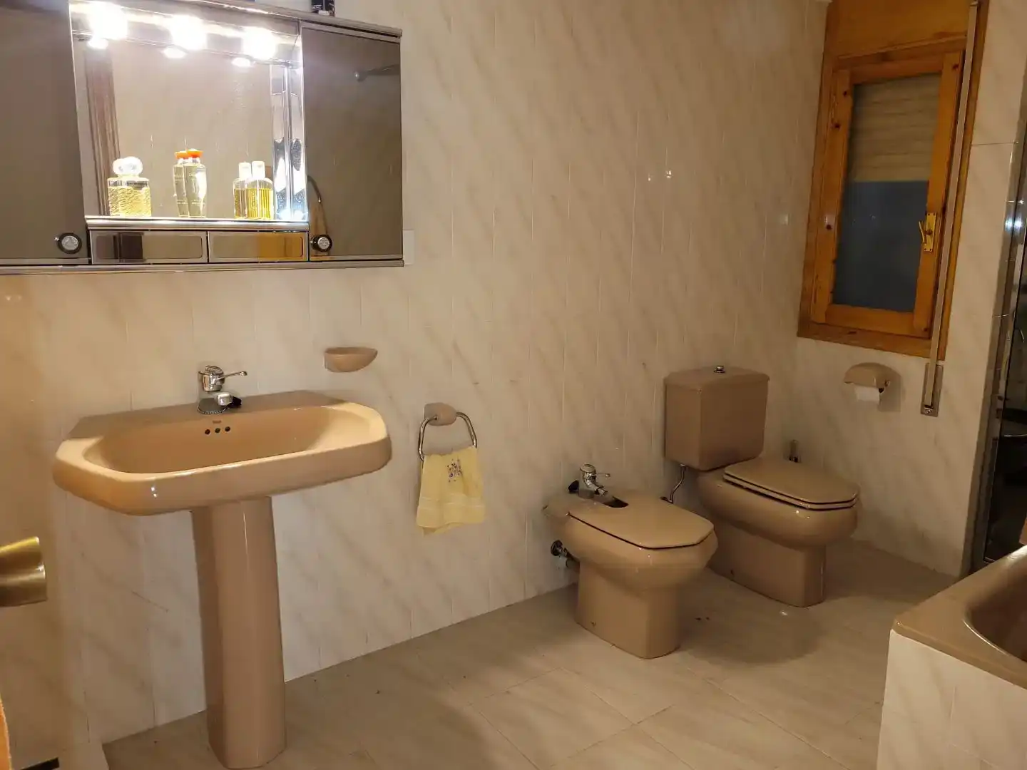 Badezimmer von Wohnung zum Verkauf in La Fresneda mit Klimaanlage, Privatgarten und Abstellraum