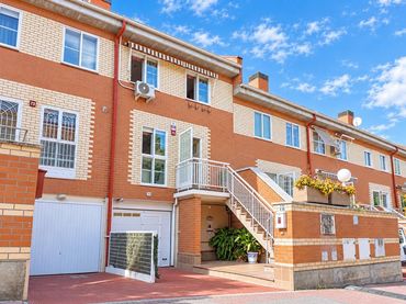 Terraced house with pool for sale in GIRASOL