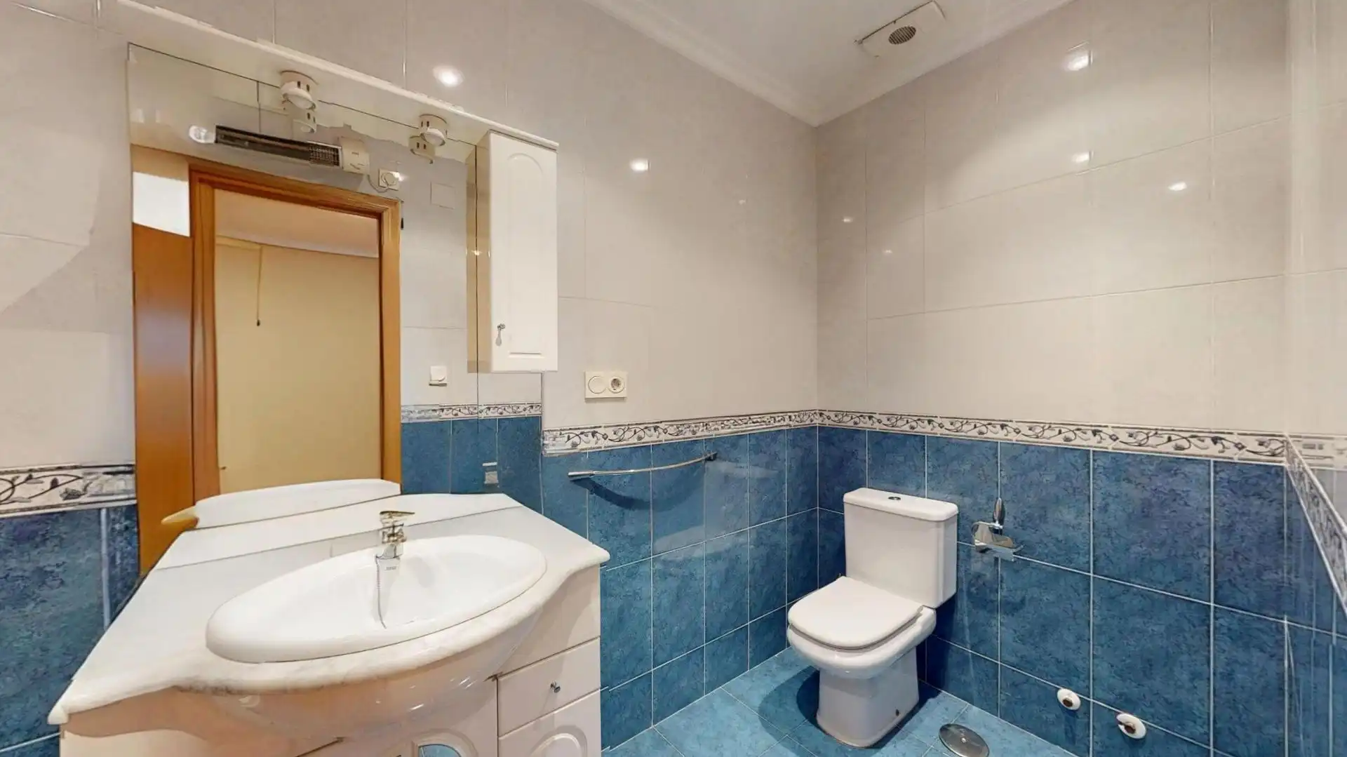Baño de Piso en venta en Elche / Elx con Trastero y Balcón