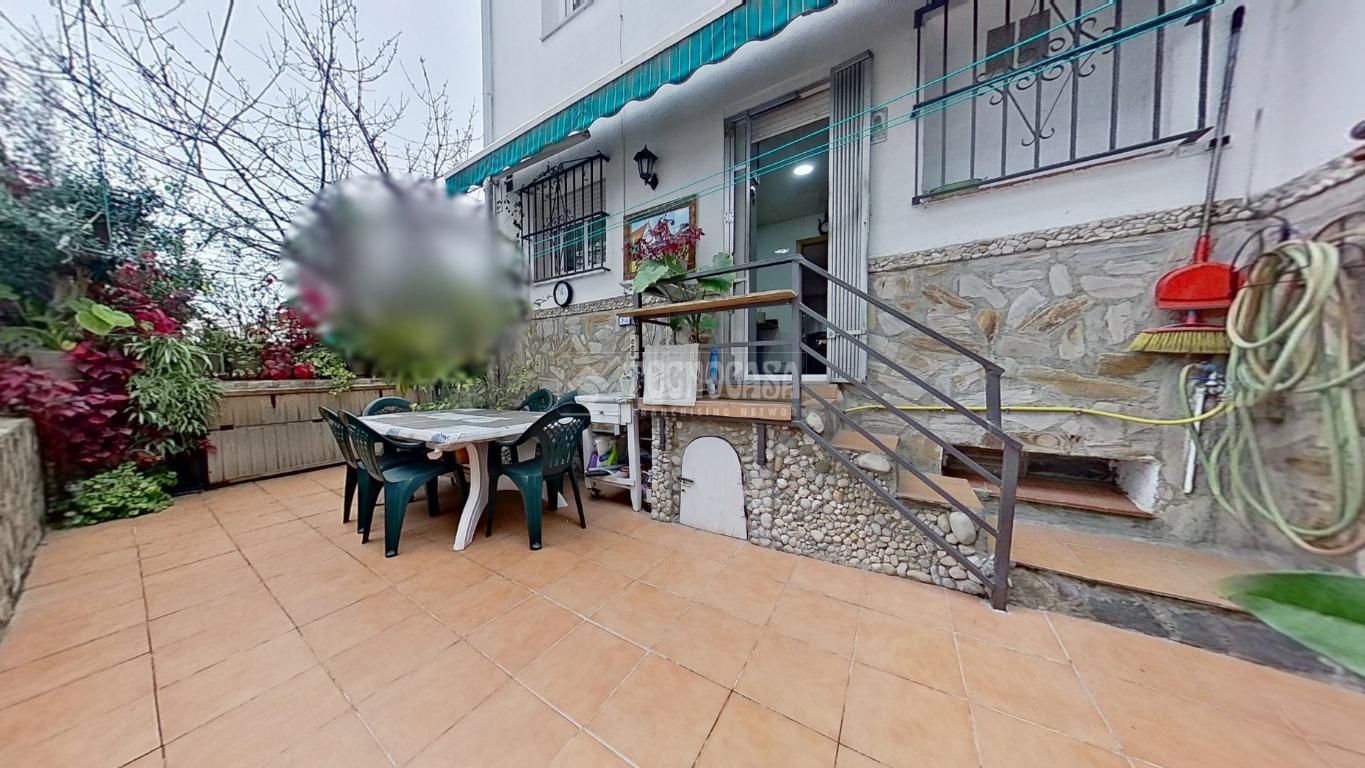 Jardí de Casa adosada en venda en Santa Perpètua de Mogoda amb Calefacció, Terrassa i Balcó