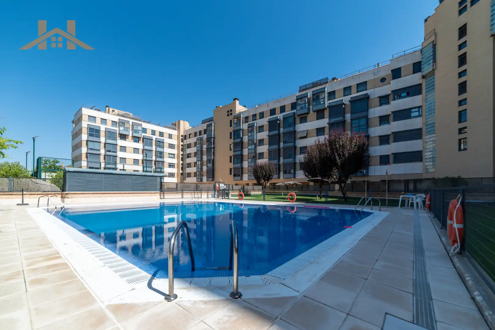 Swimming pool of Flat for sale in Madrid  with Air Conditioner, Private garden and Storage room