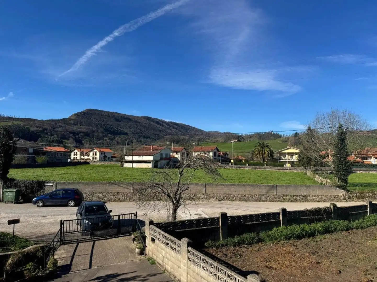 Vista exterior de Casa o xalet en venda en Cabezón de la Sal amb Calefacció, Jardí privat i Terrassa