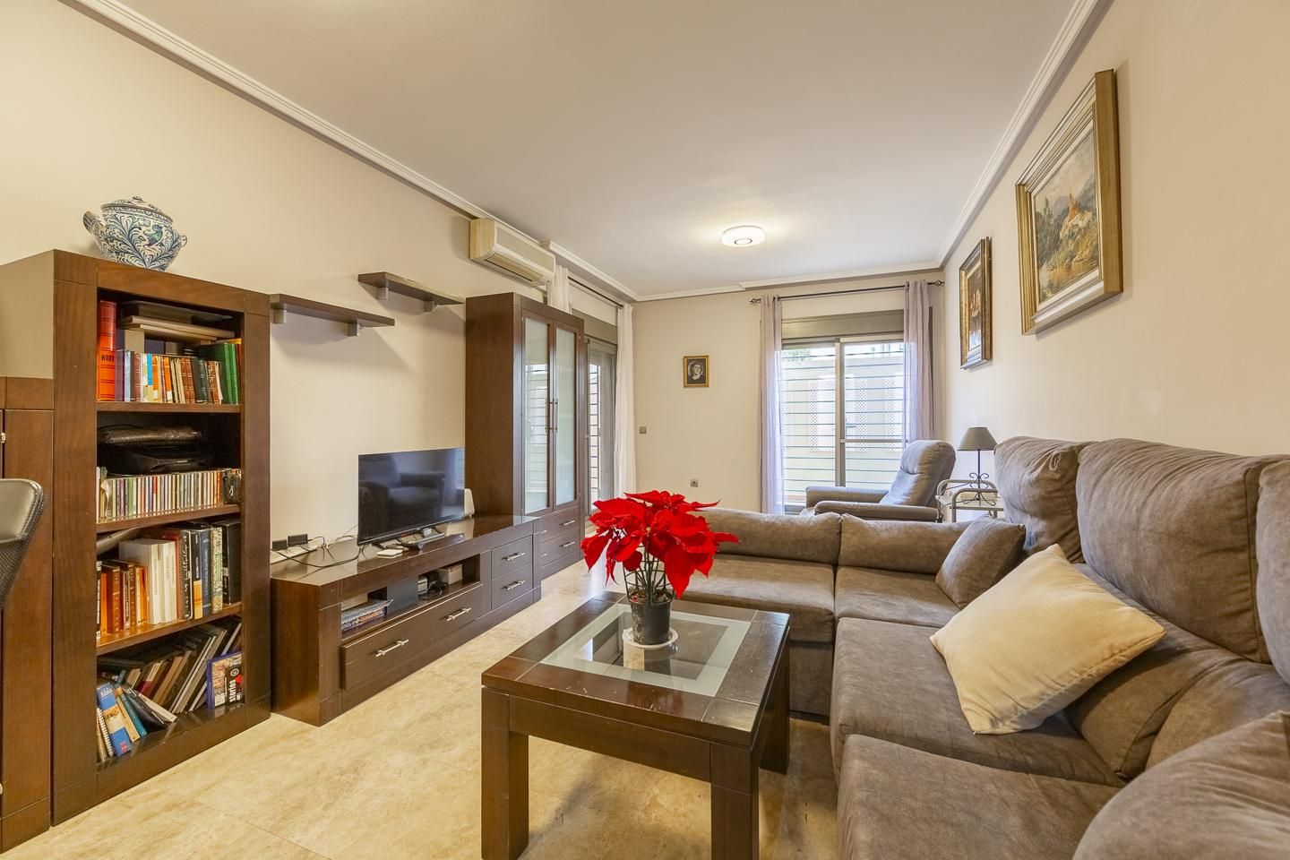 Sala de estar de Planta baja en venta en  Almería Capital con Aire acondicionado, Terraza y Trastero