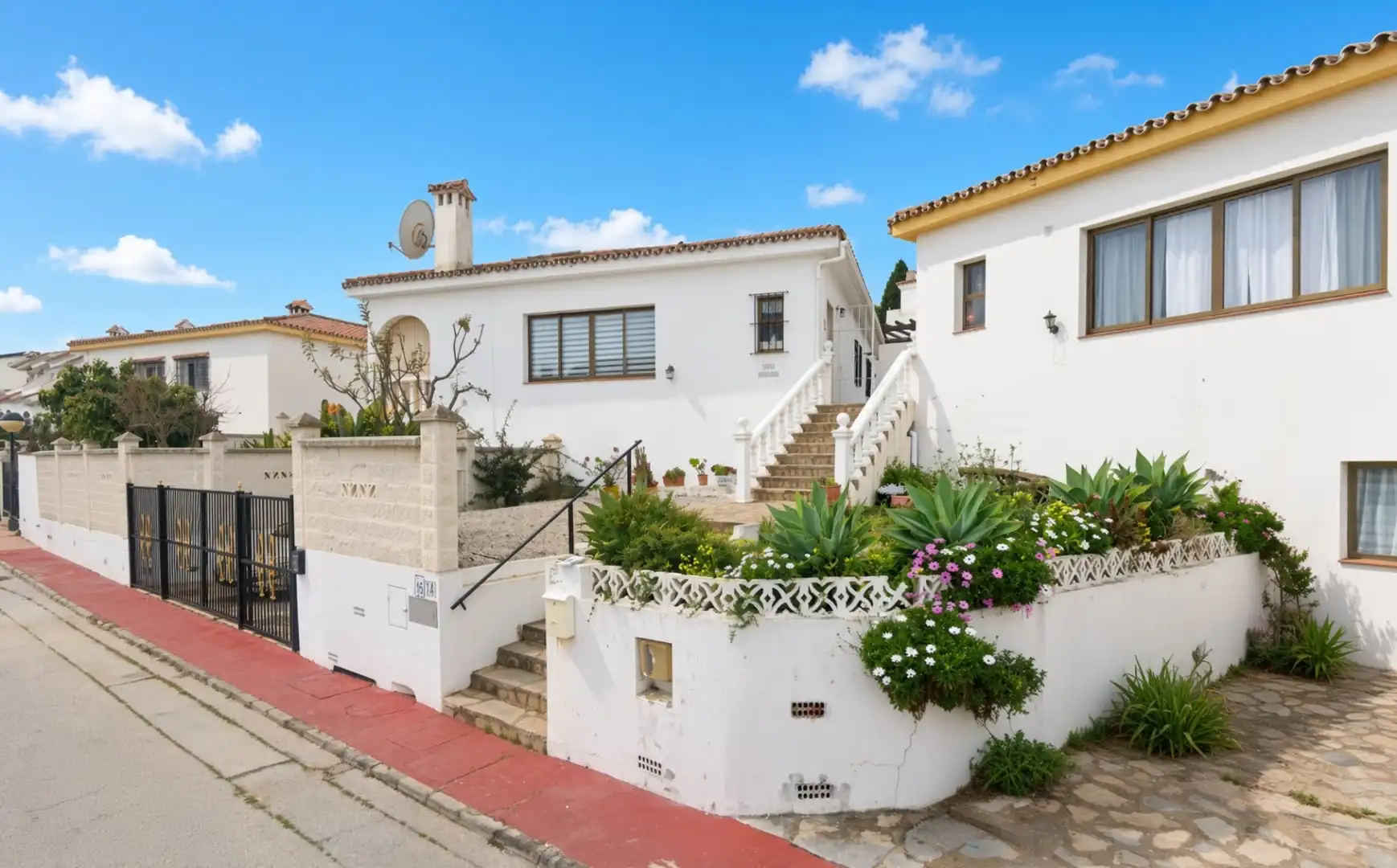 Vista exterior de Casa o xalet en venda en Manilva amb Aire condicionat, Jardí privat i Terrassa