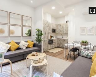 Living room of Flat to rent in  Madrid Capital  with Air Conditioner, Heating and Furnished