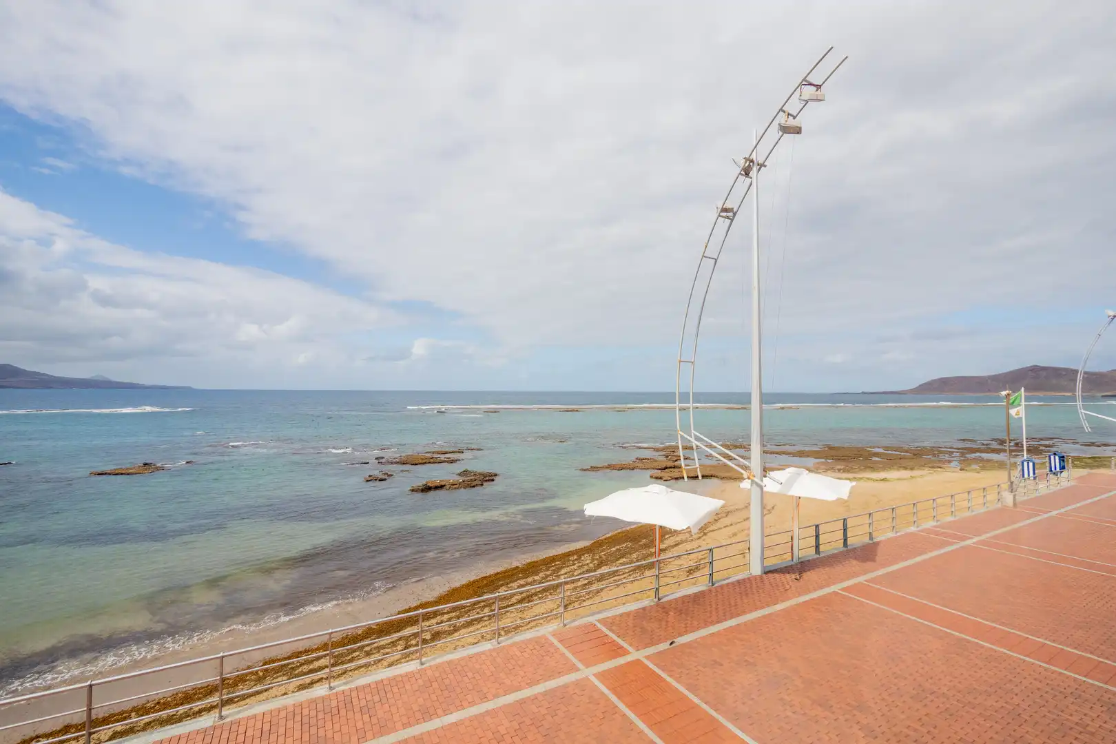 Vista exterior de Casa adosada en venta en Las Palmas de Gran Canaria con Terraza, Trastero y Balcón