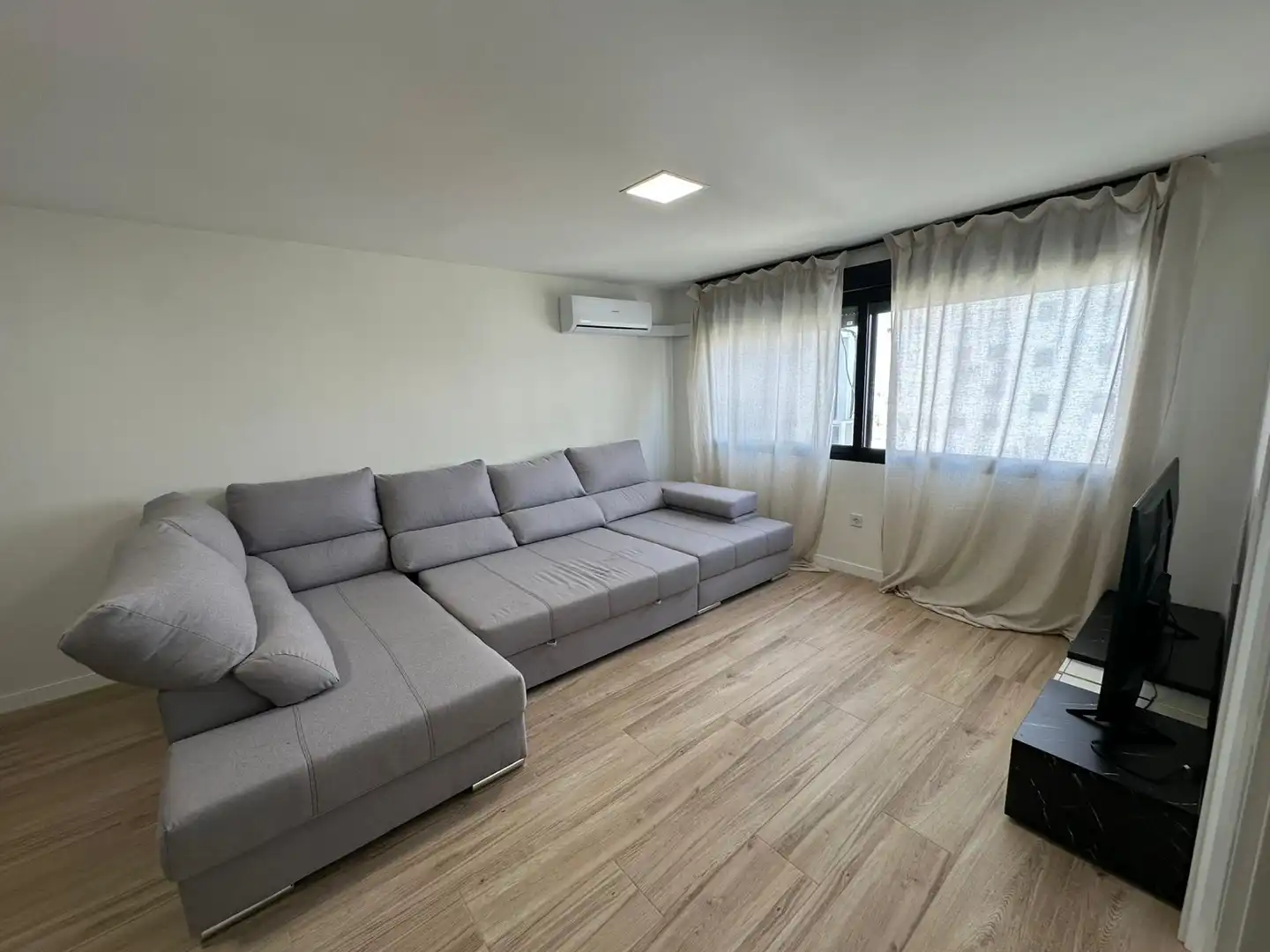 Sala d'estar de Apartament de lloguer en Alicante / Alacant amb Aire condicionat, Calefacció i Moblat
