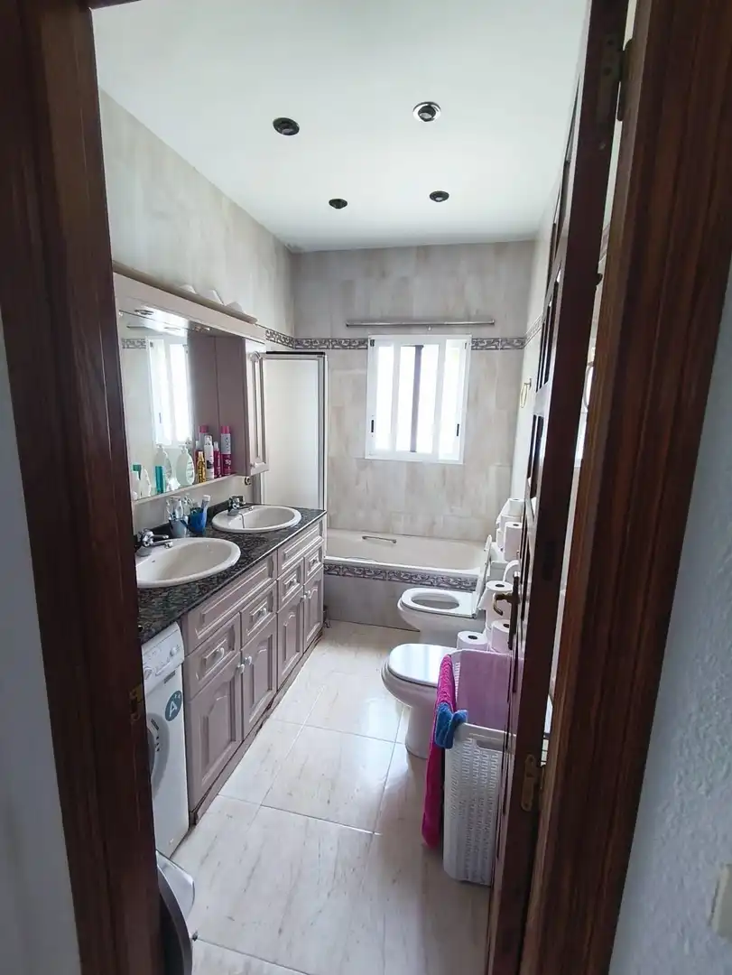 Badezimmer von Haus oder Chalet zum Verkauf in L'Alfàs del Pi mit Klimaanlage, Privatgarten und Terrasse