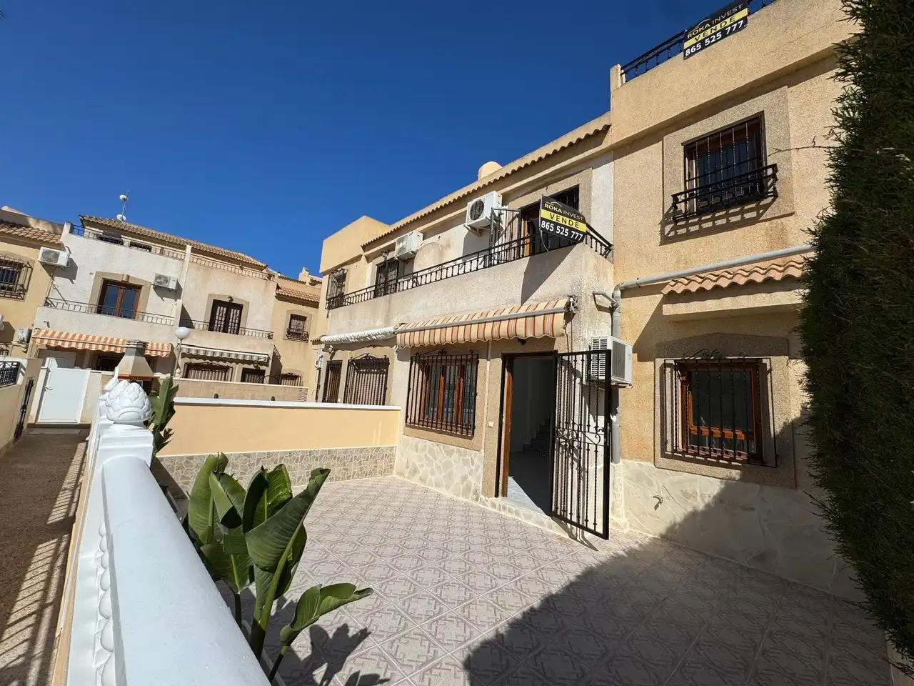 Vista exterior de Casa adosada en venda en Torrevieja amb Terrassa, Forn i Balcó