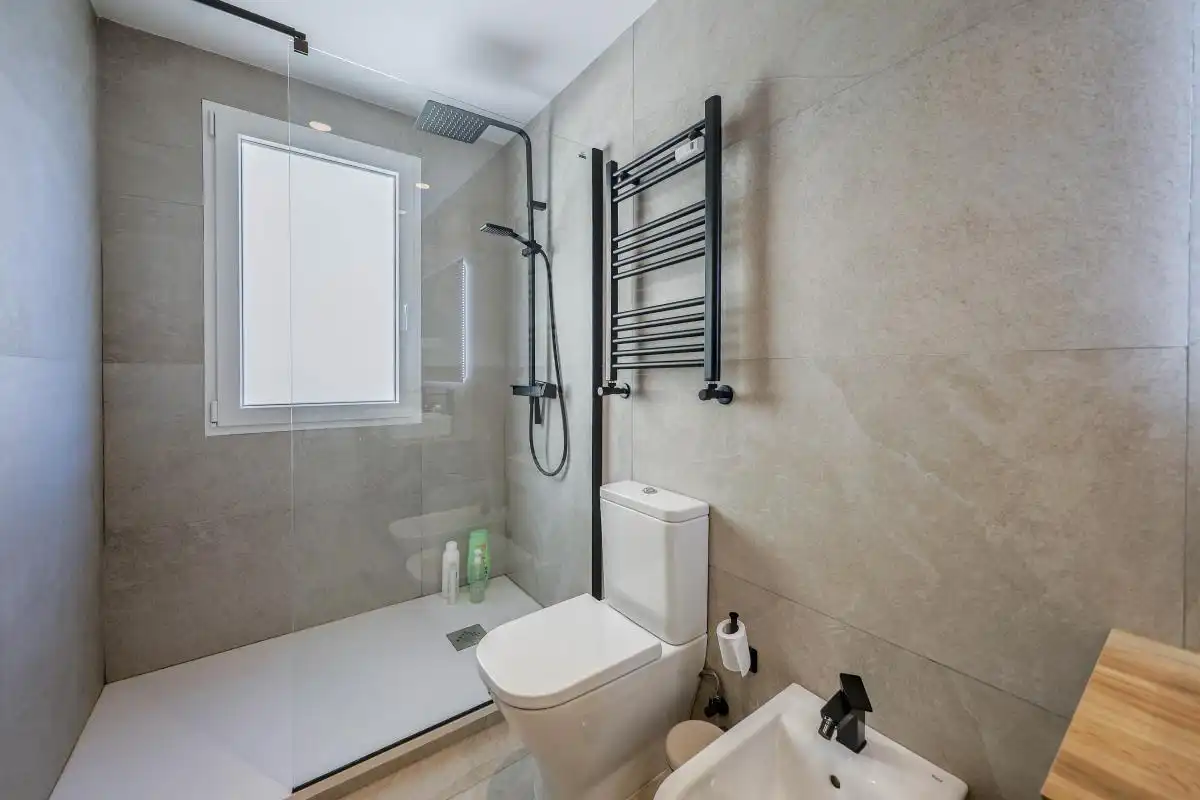 Bathroom of Flat for rent in Madrid  with Air Conditioner, Heating and Terrace