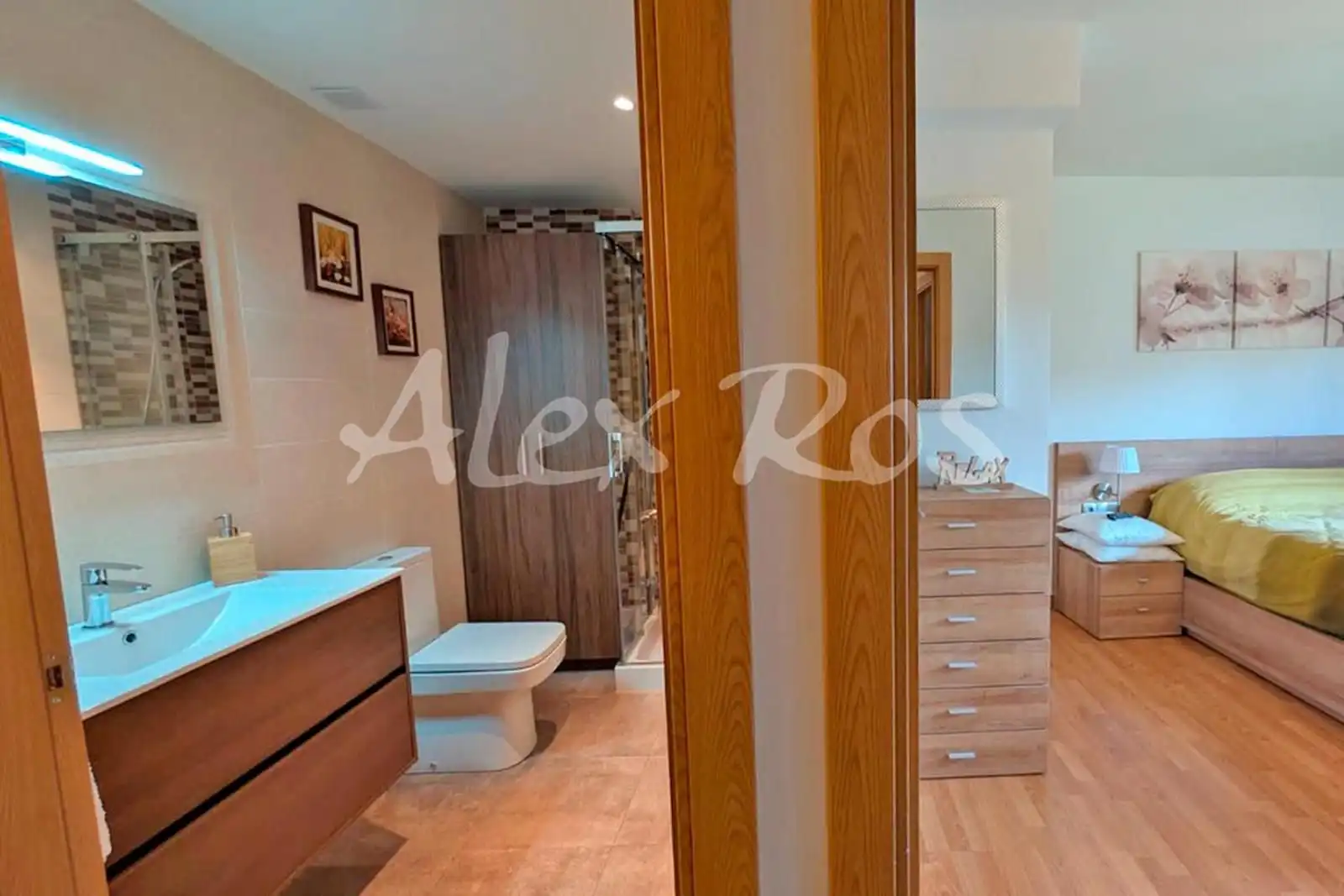 Badezimmer von Wohnung zum Verkauf in Alp mit Heizung, Terrasse und Abstellraum