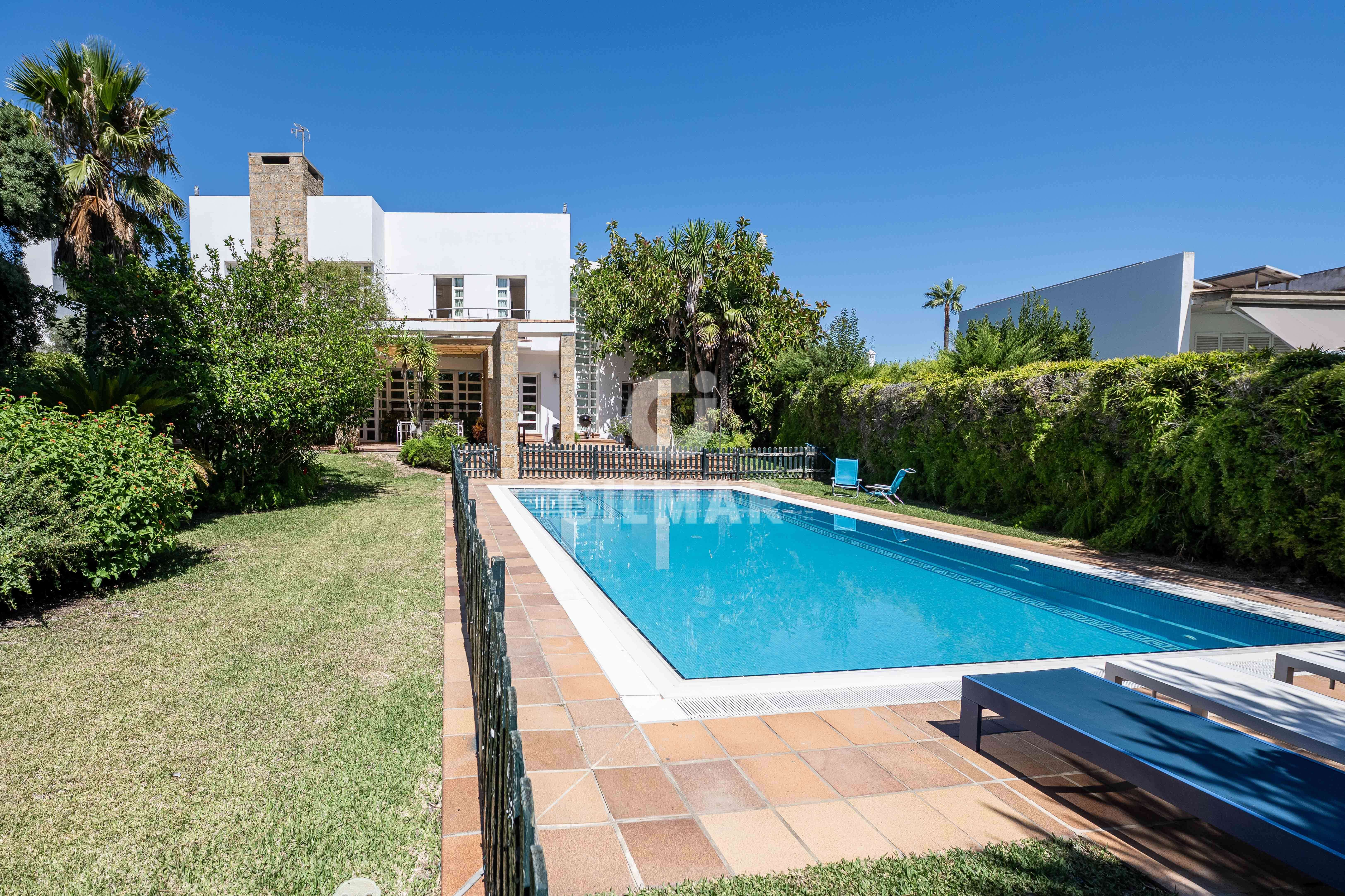 Jardí de Casa o xalet en venda en Chiclana de la Frontera amb Calefacció, Jardí privat i Piscina